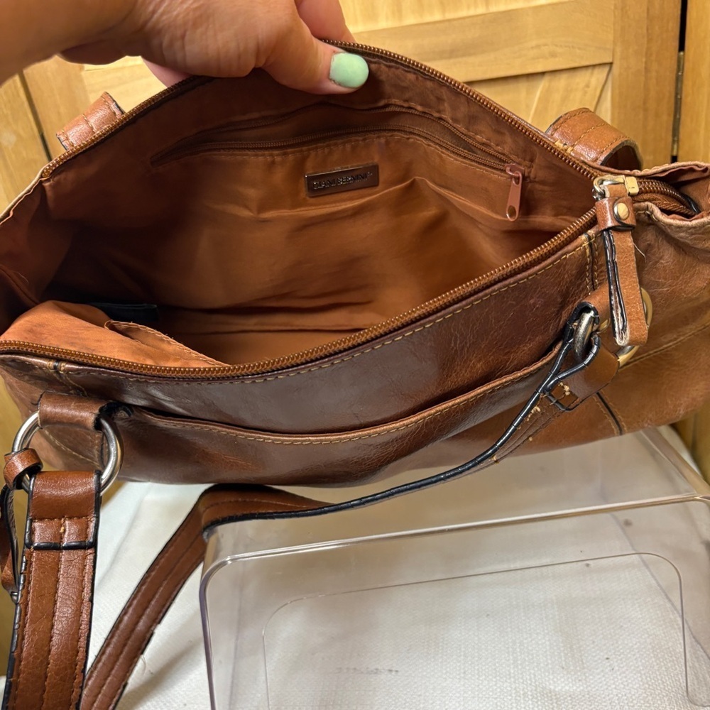 Giani Bernini Brown Leather Shoulder Bag with Timeless Design - Picture 9 of 10